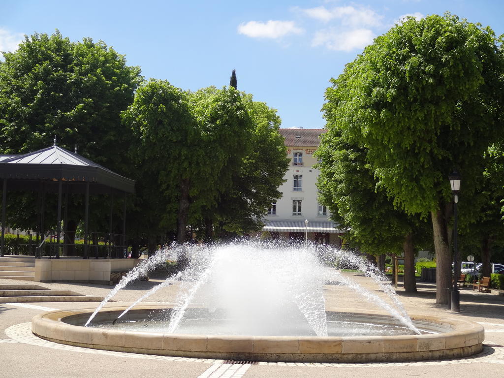 Отель Logis Les Loges Du Parc Ла-Рош-Позе Экстерьер фото